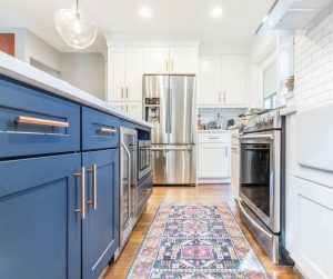 custom kitchen cabinets Longwood FL. navy island quartz countertops design